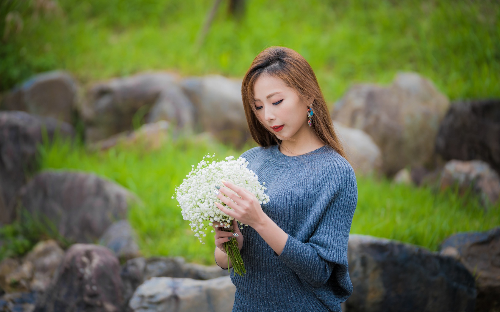 Красивая девушка азиатка держит в руках букет белых цветов