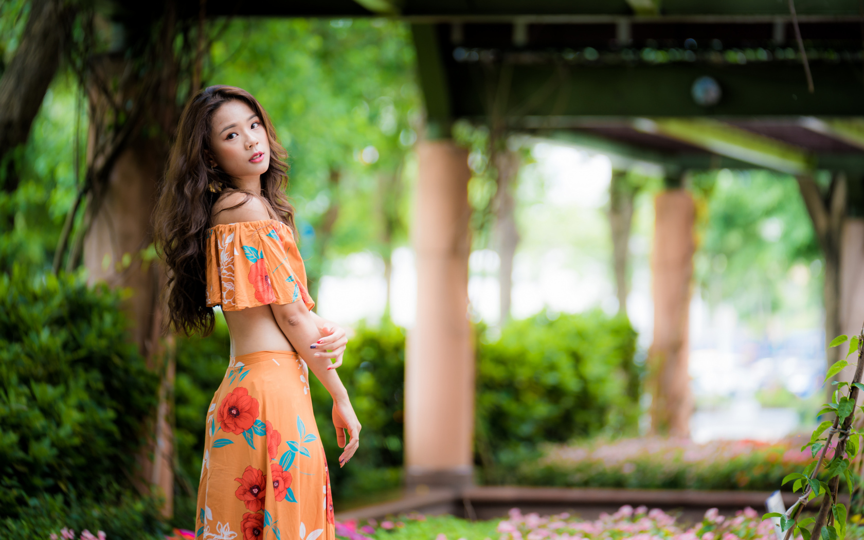 Красивая азиатка под мостом в костюме