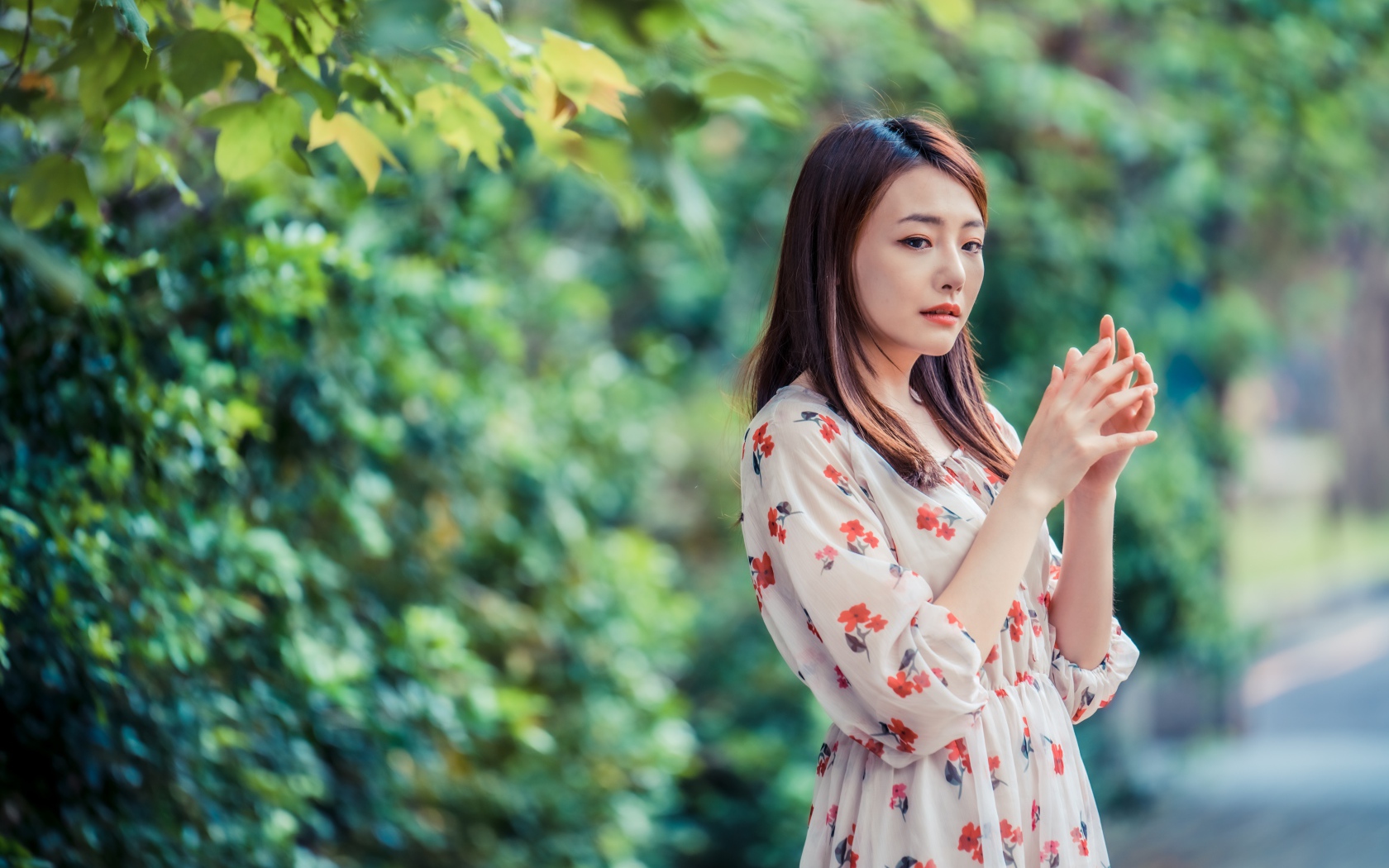 Красивая девушка азиатка в платье в парке