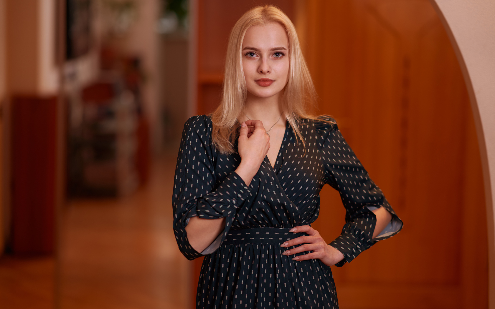 Красивая девушка блондинка в черном платье 