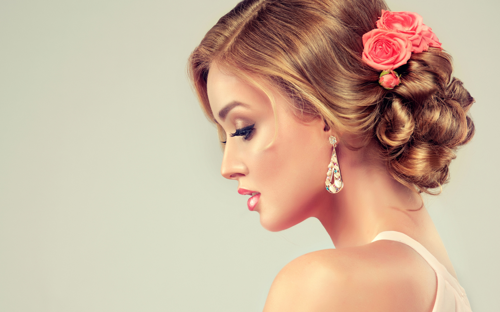Красивая вечерняя прическа с цветами у девушки 