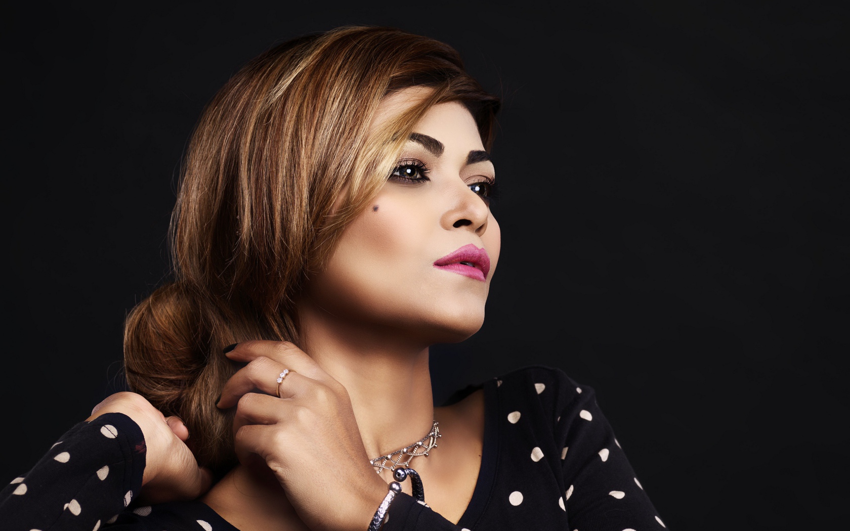 Красивая девушка в платье в горох на черном фоне