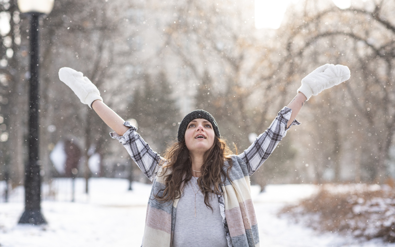 Красивая девушка на улице зимой 