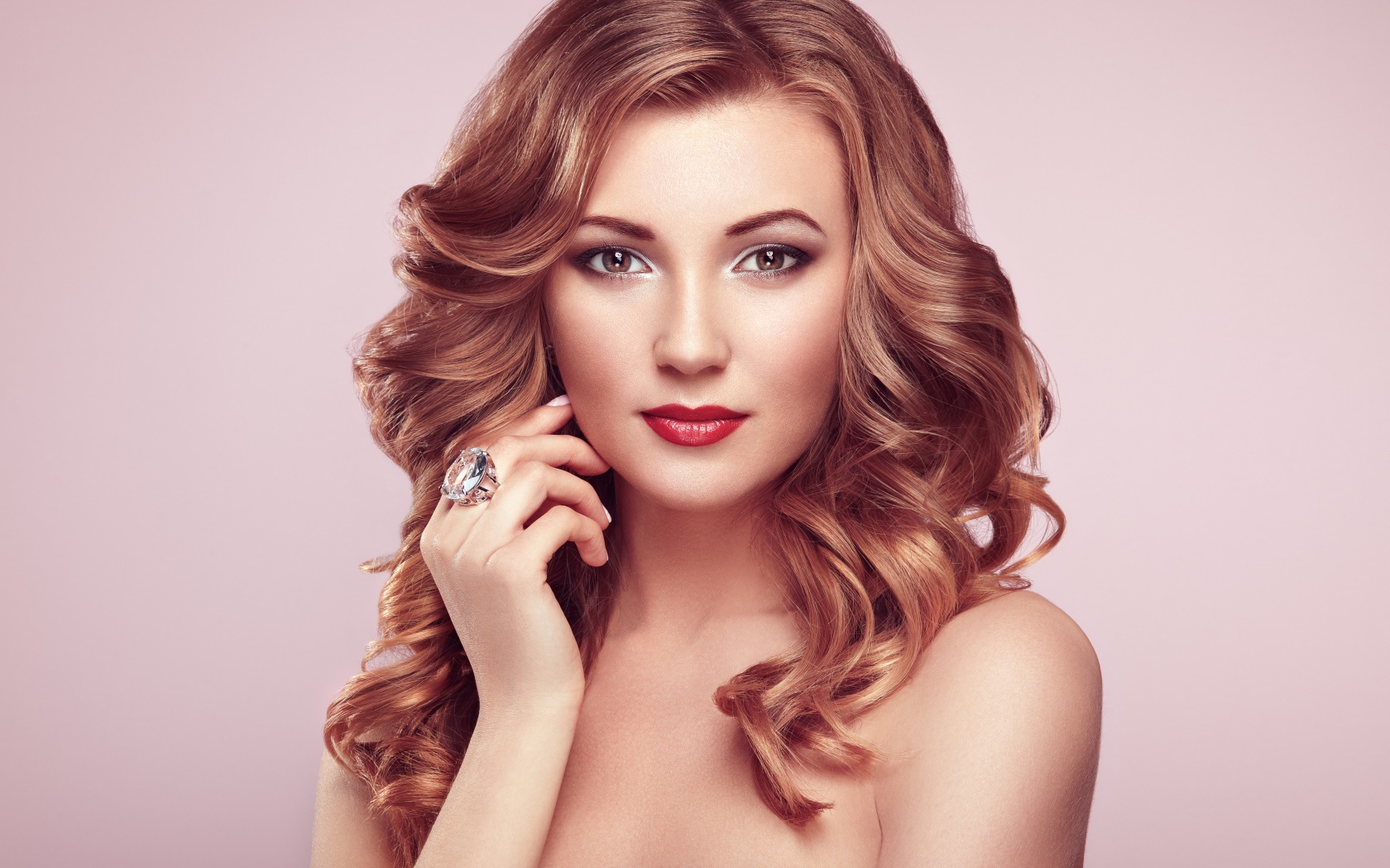 Красивая девушка с дорогим кольцом на пальце