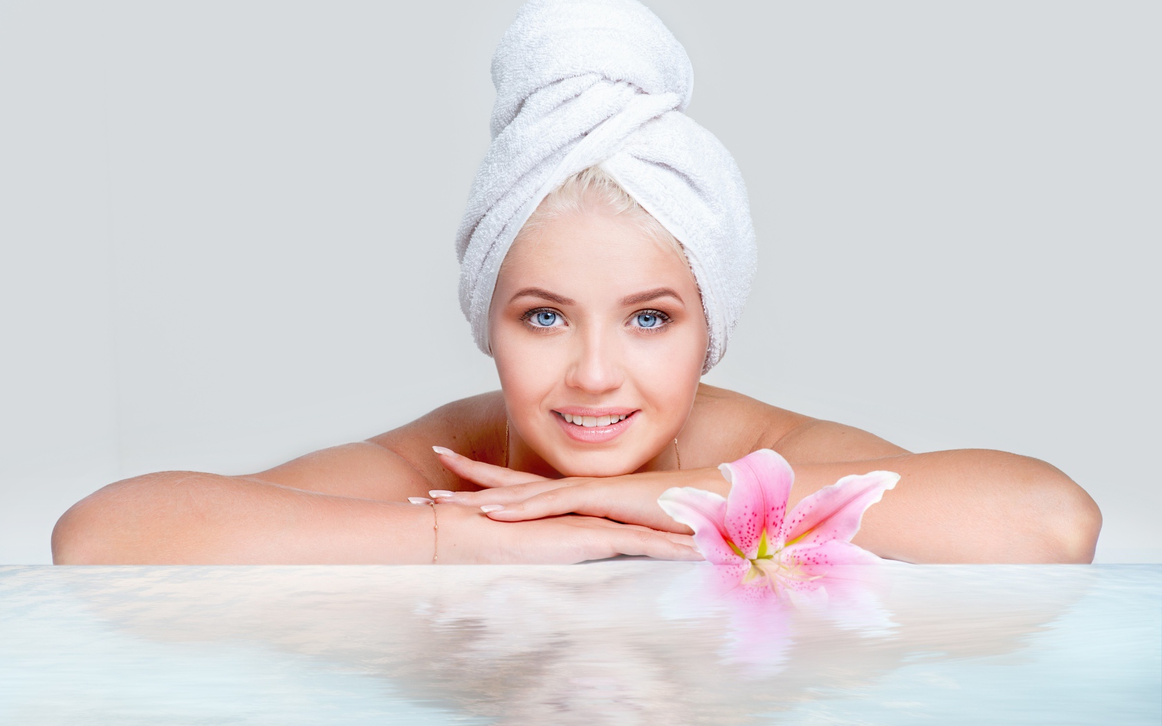 Красивая девушка с голубыми глазами после SPA процедур