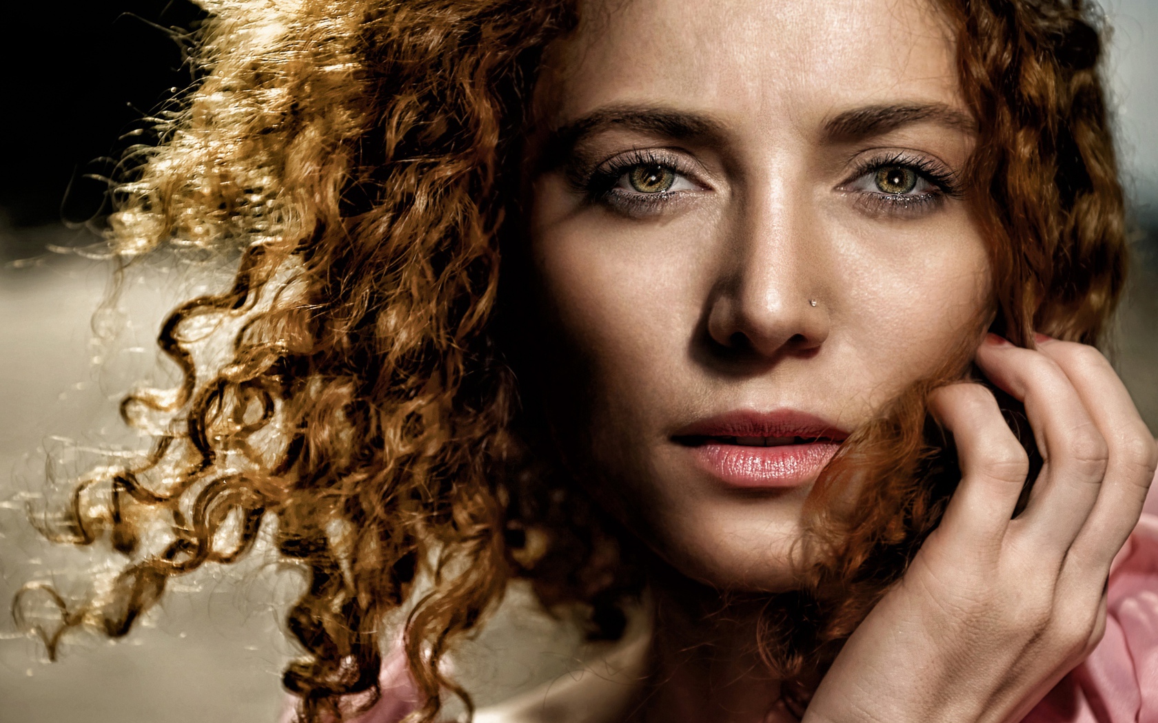 Красивая девушка с волнистыми волосами 