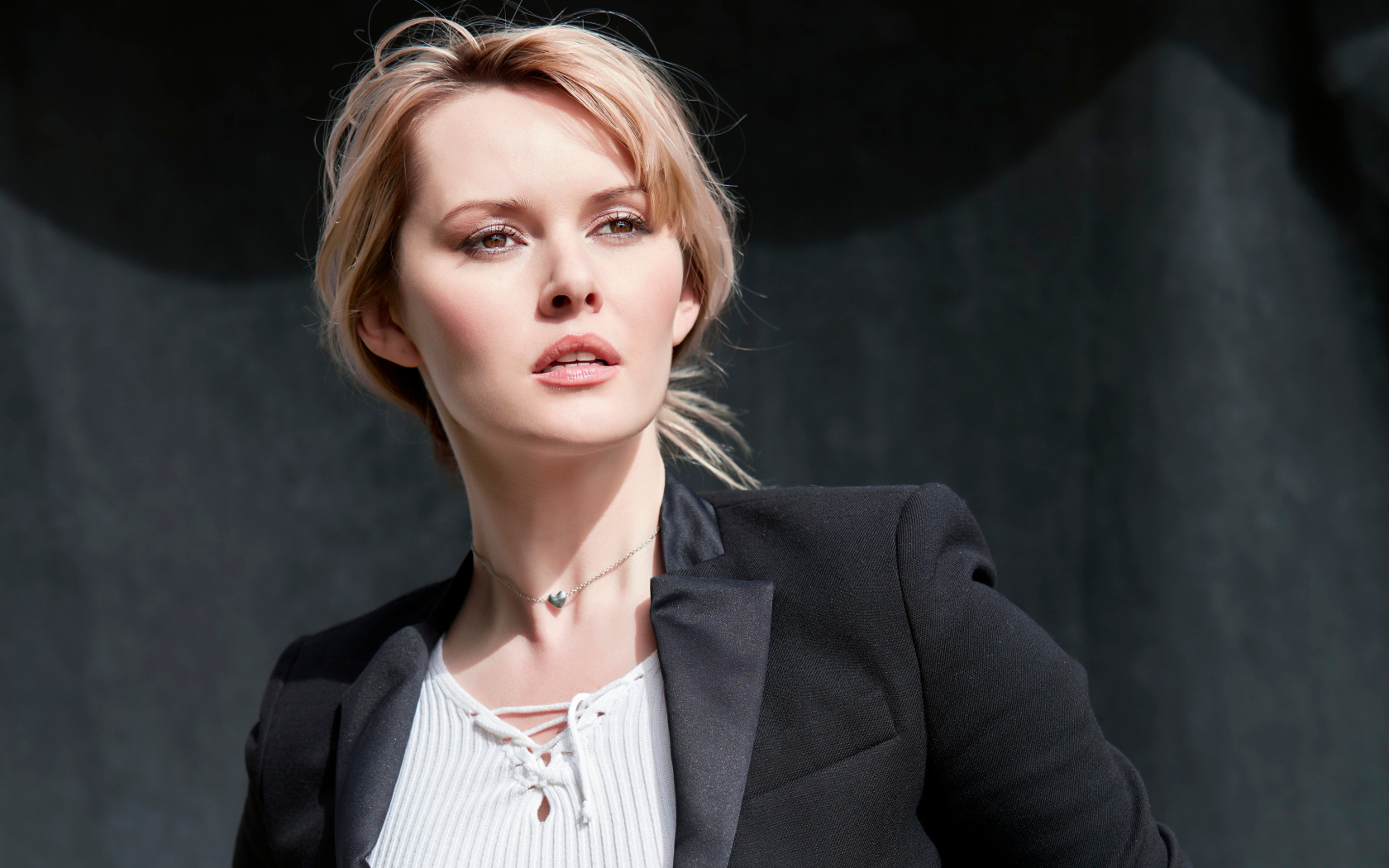 Красивая стильная кареглазая блондинка в черном пиджаке 