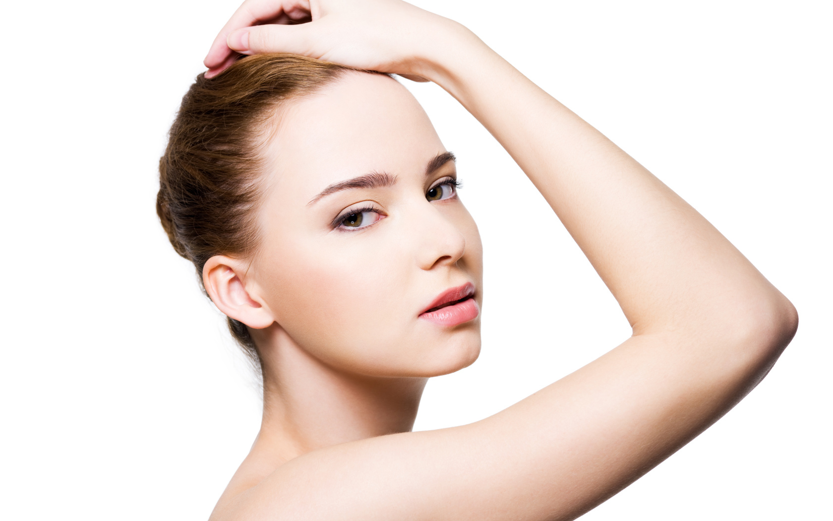 Красивая нежная девушка с рукой в волосах