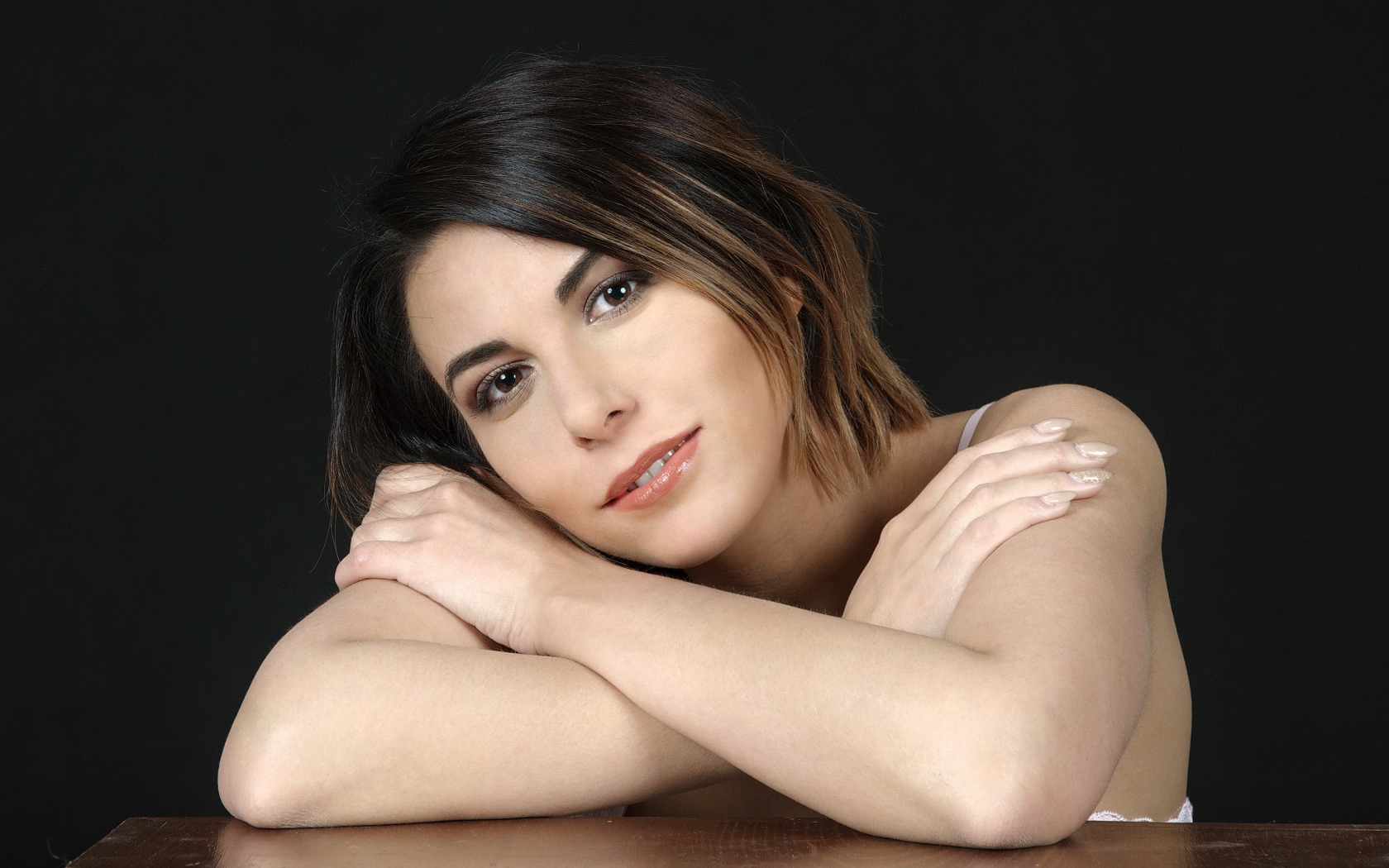 Карие глаза красивой девушки на черном фоне