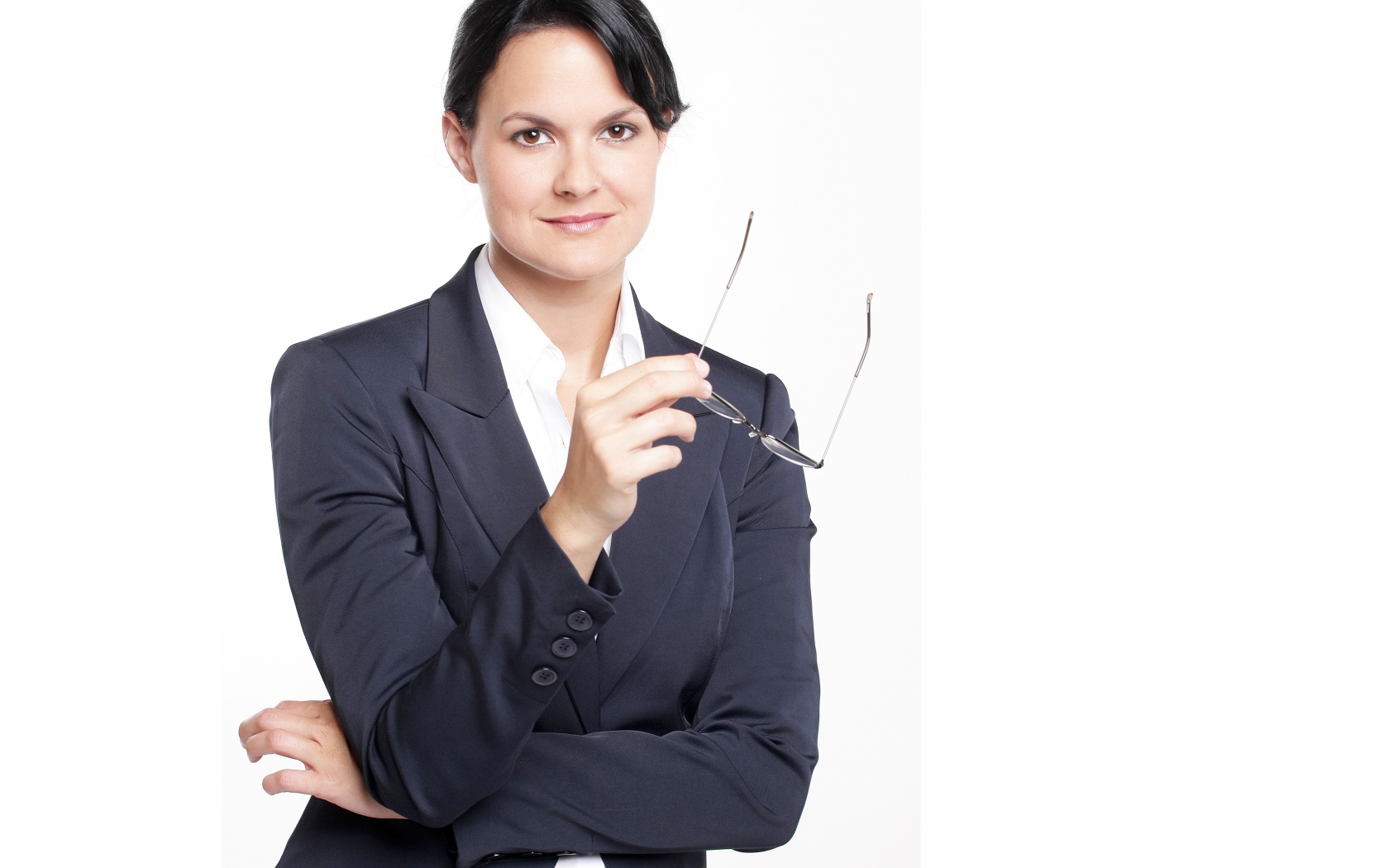 Деловая женщина в костюме с очками в руке