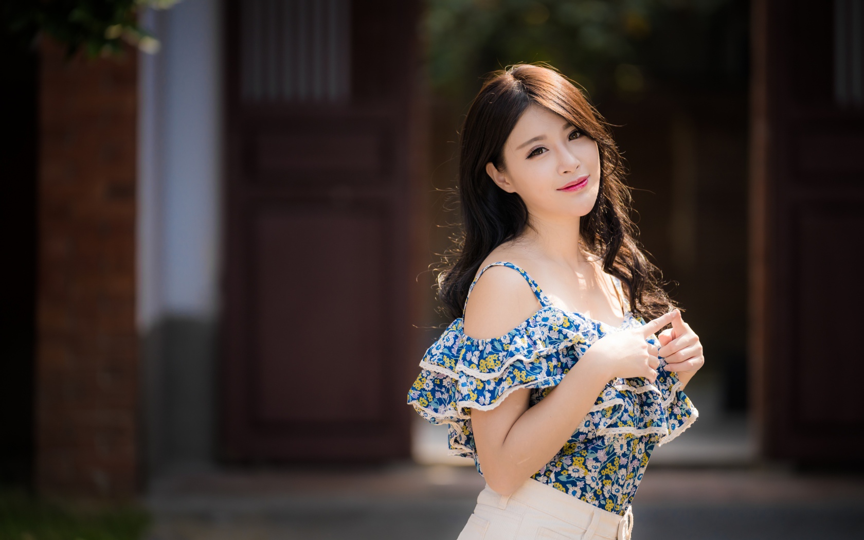 Милая девушка азиатка с длинными волосами