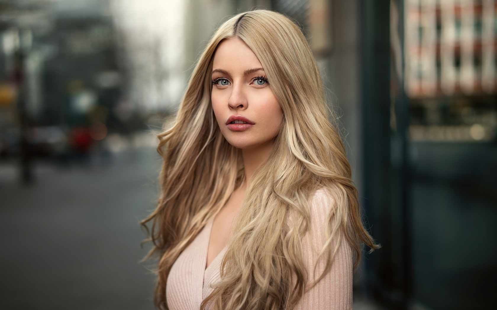 Милая блондинка с серыми глазами 