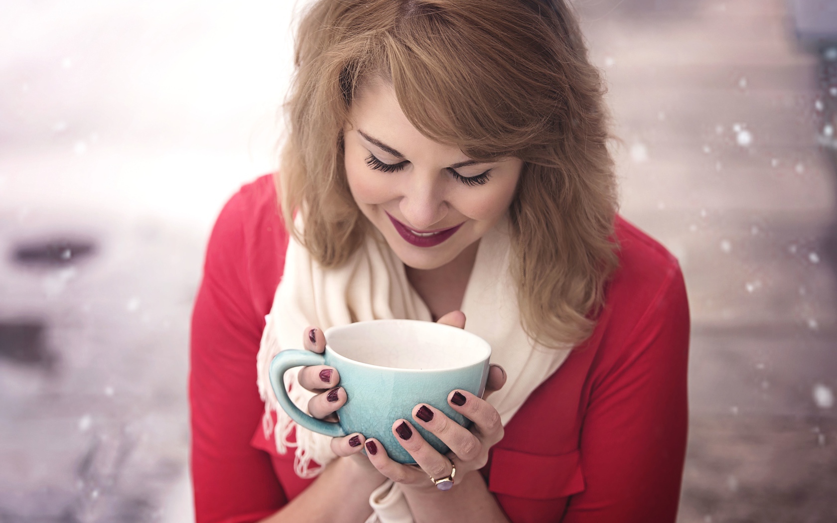 Милая девушка согревается горячим кофе
