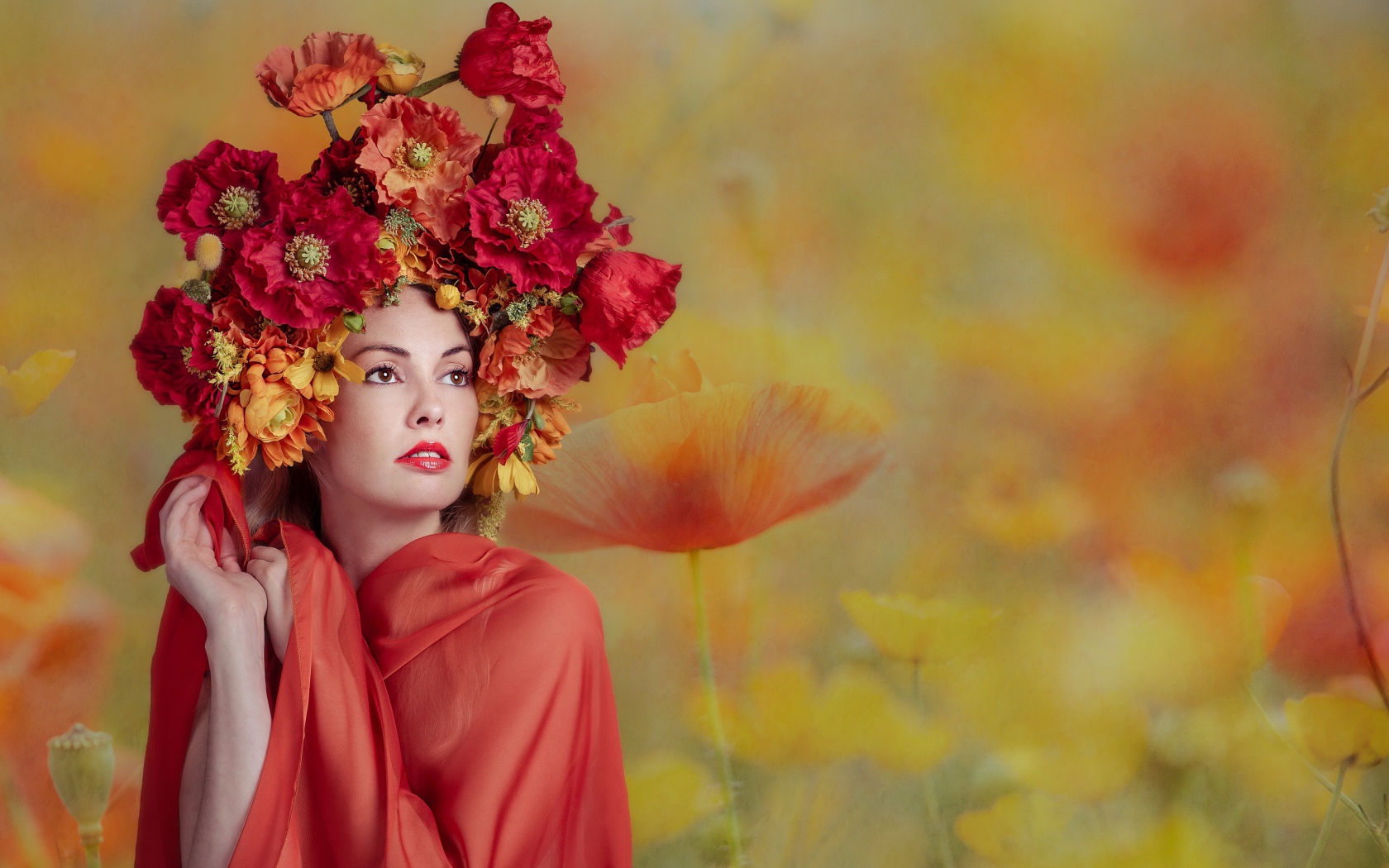 Милая девушка с венком из красных маков на голове