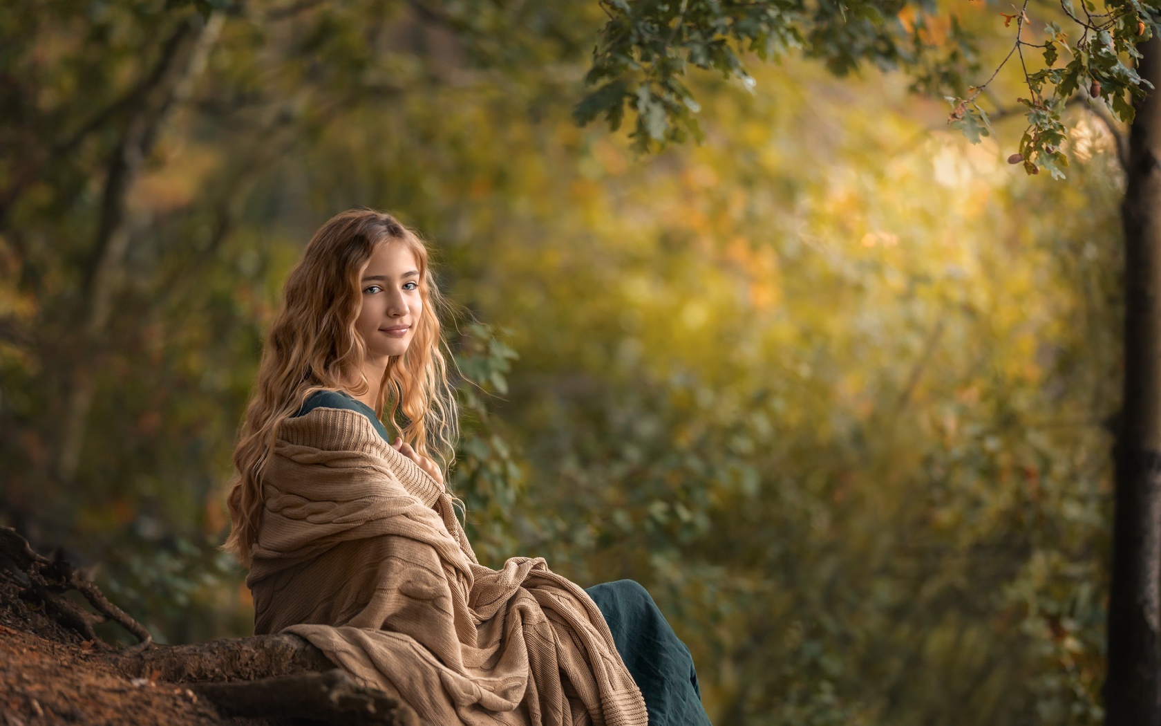 Милая длинноволосая девушка в теплой накидке 