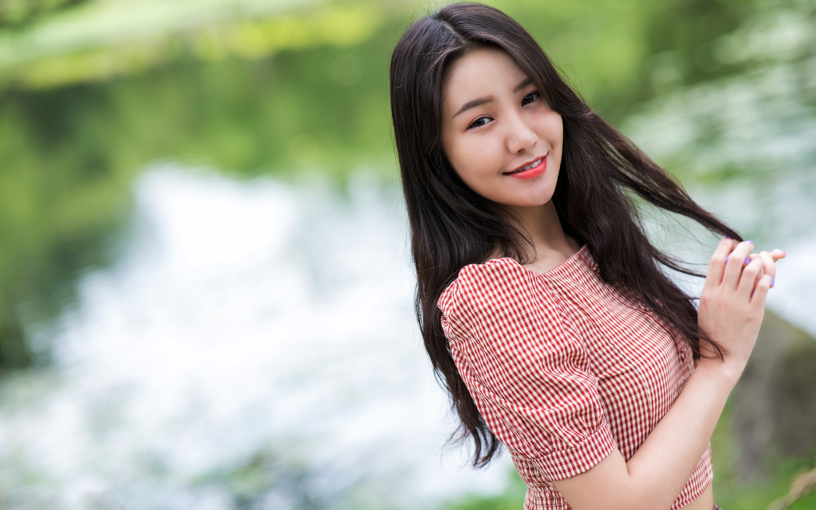 Милая улыбка молодой длинноволосой азиатки