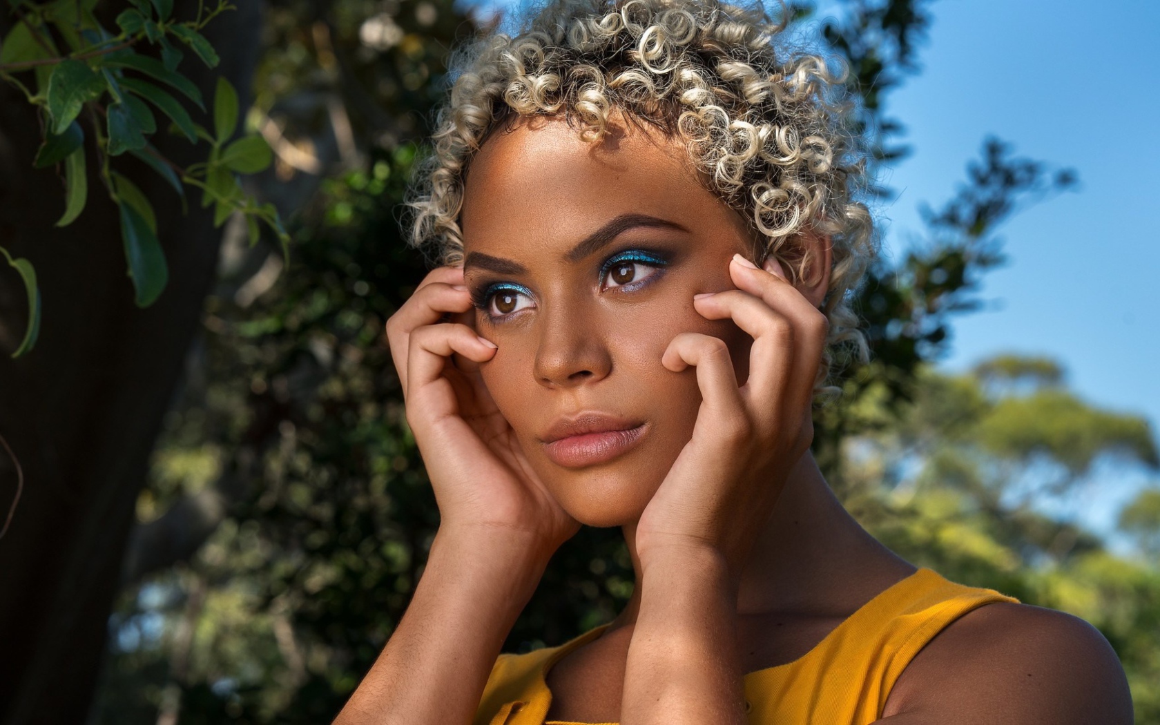 Темнокожая девушка с кудрявыми волосами