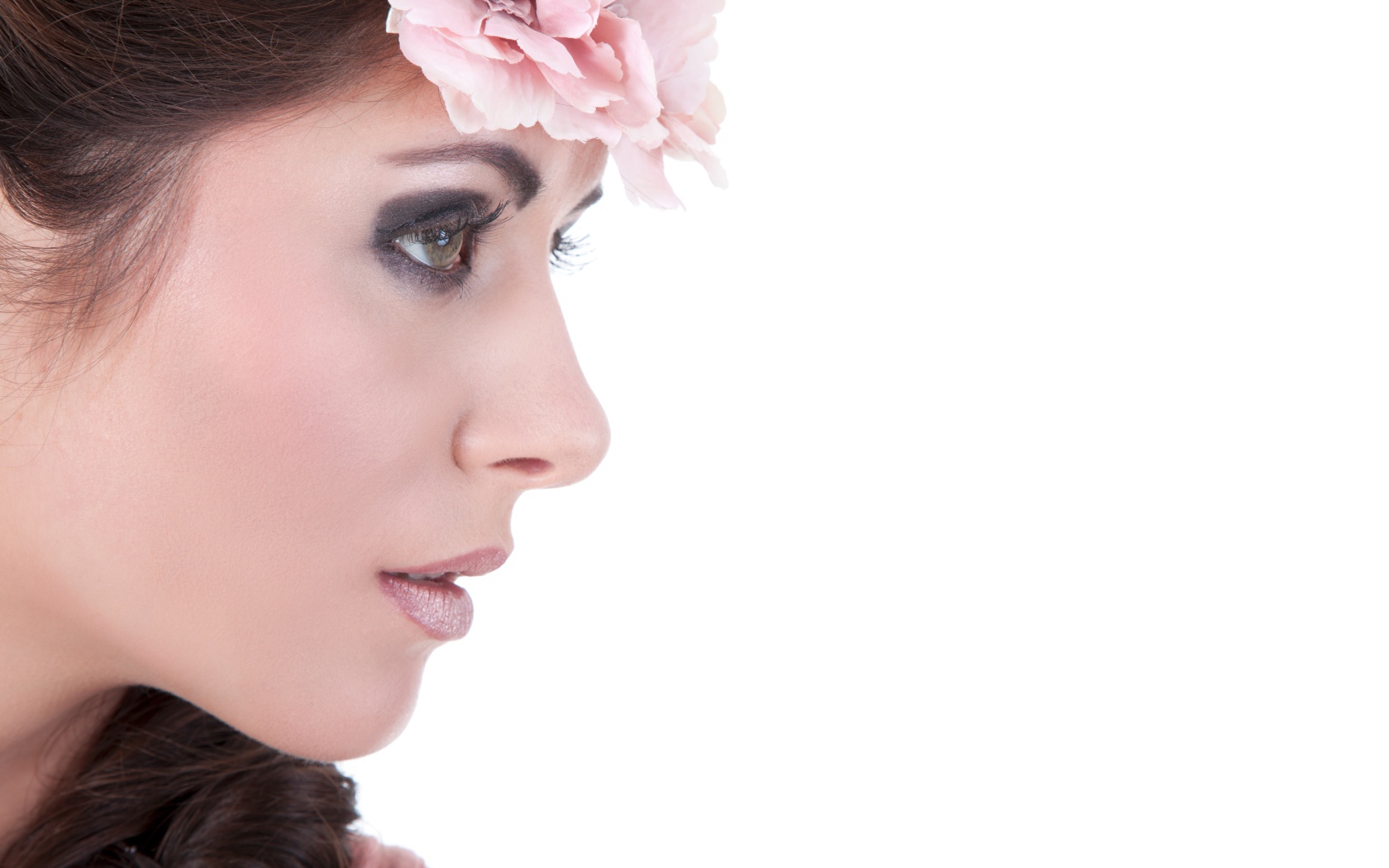 Лицо красивой девушка на белом фоне