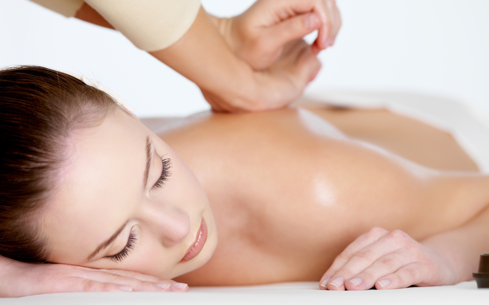 Девушке делают массаж 