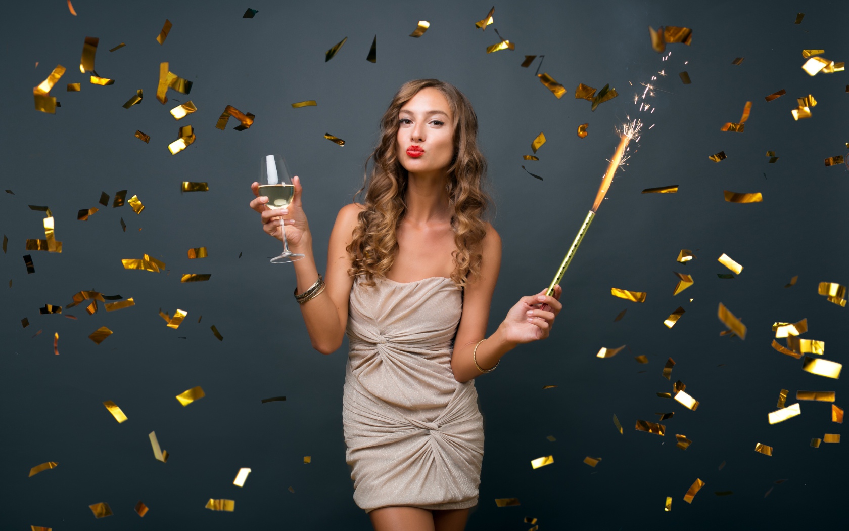 Девушка в коротком платье отмечает праздник 