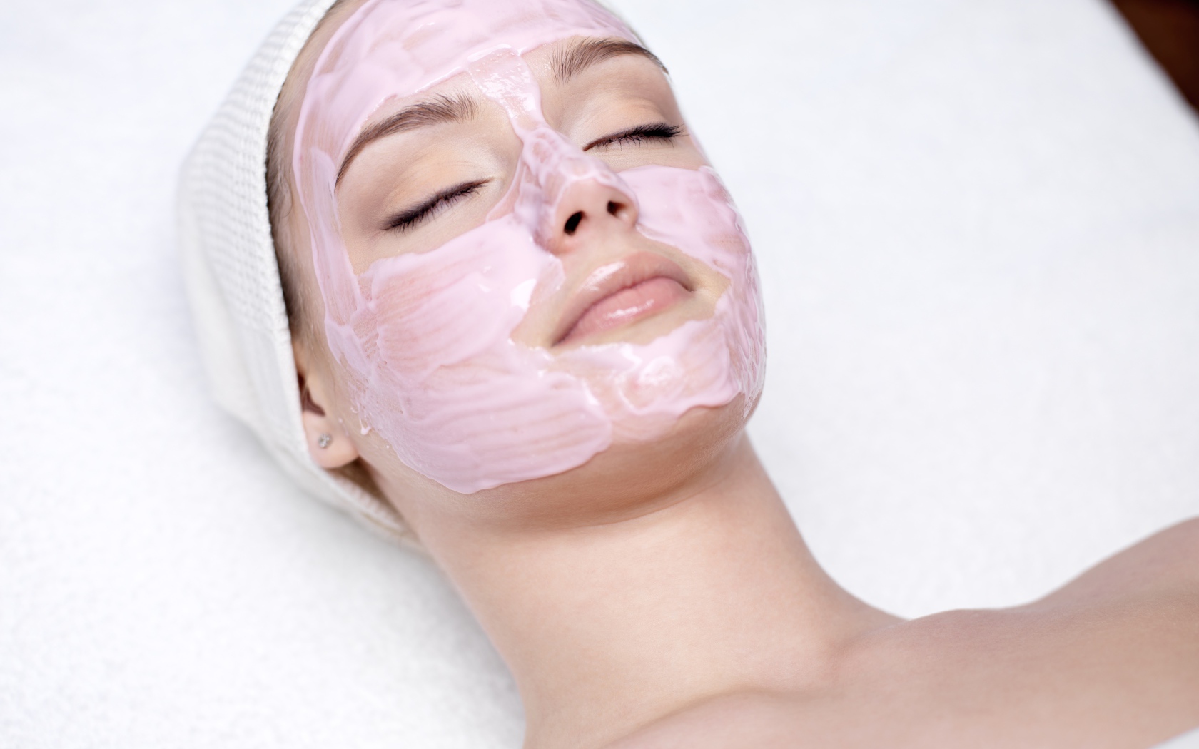 Девушка с закрытыми глазами на столе  у косметолога 