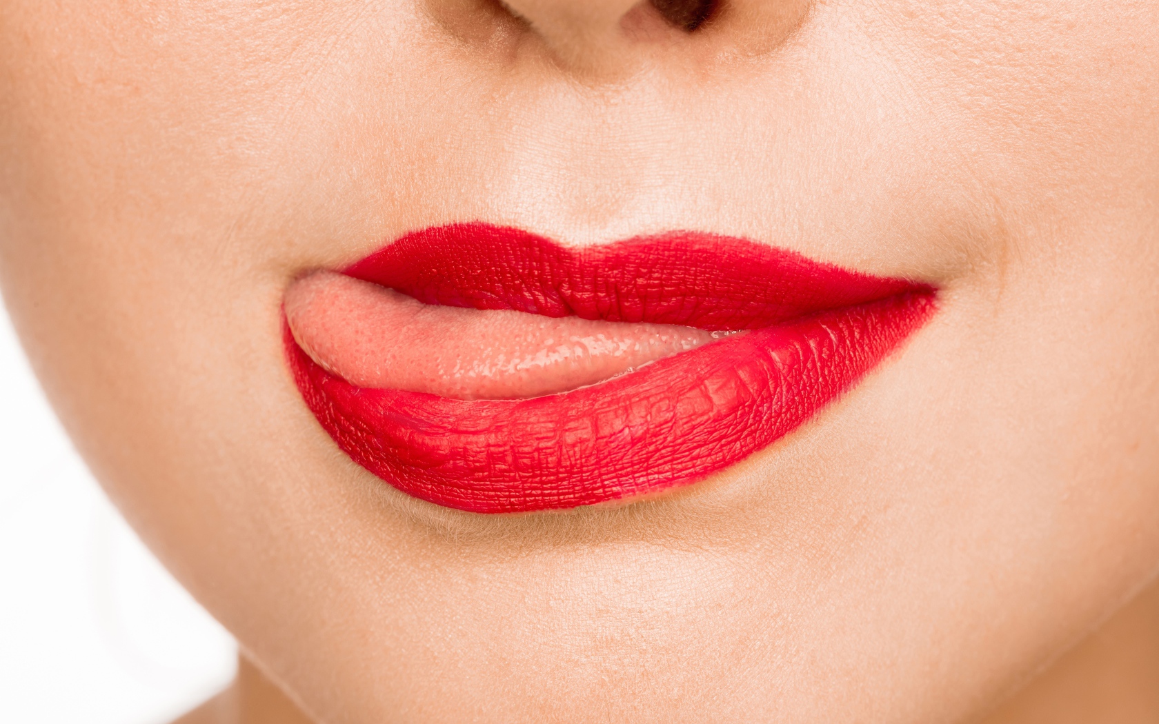 Девушка с  красными губами показывает язык