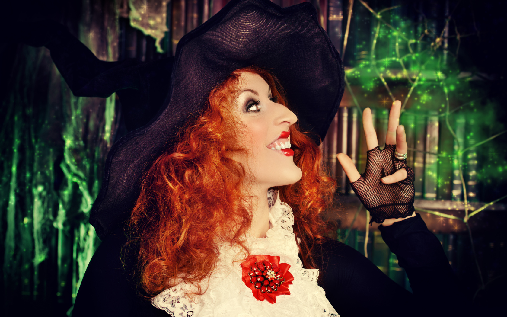 Рыжеволосая девушка в костюме ведьмы на Хэллоуин