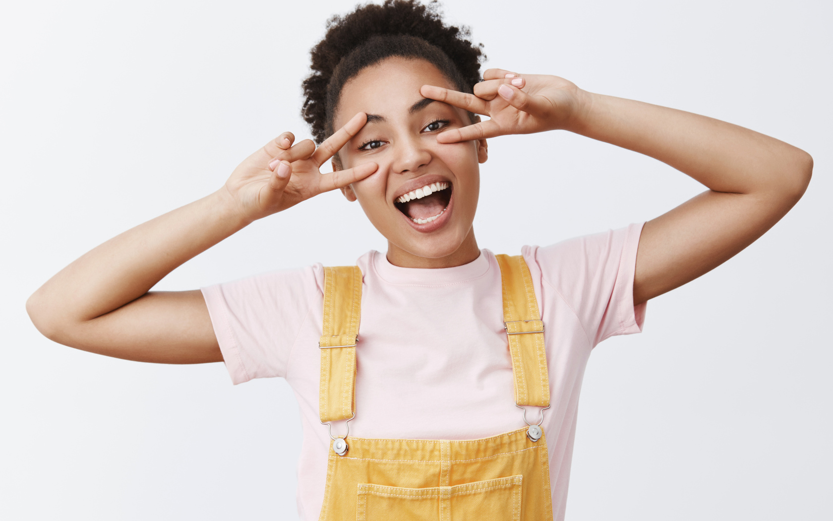 Счастливая девушка с руками у лица 