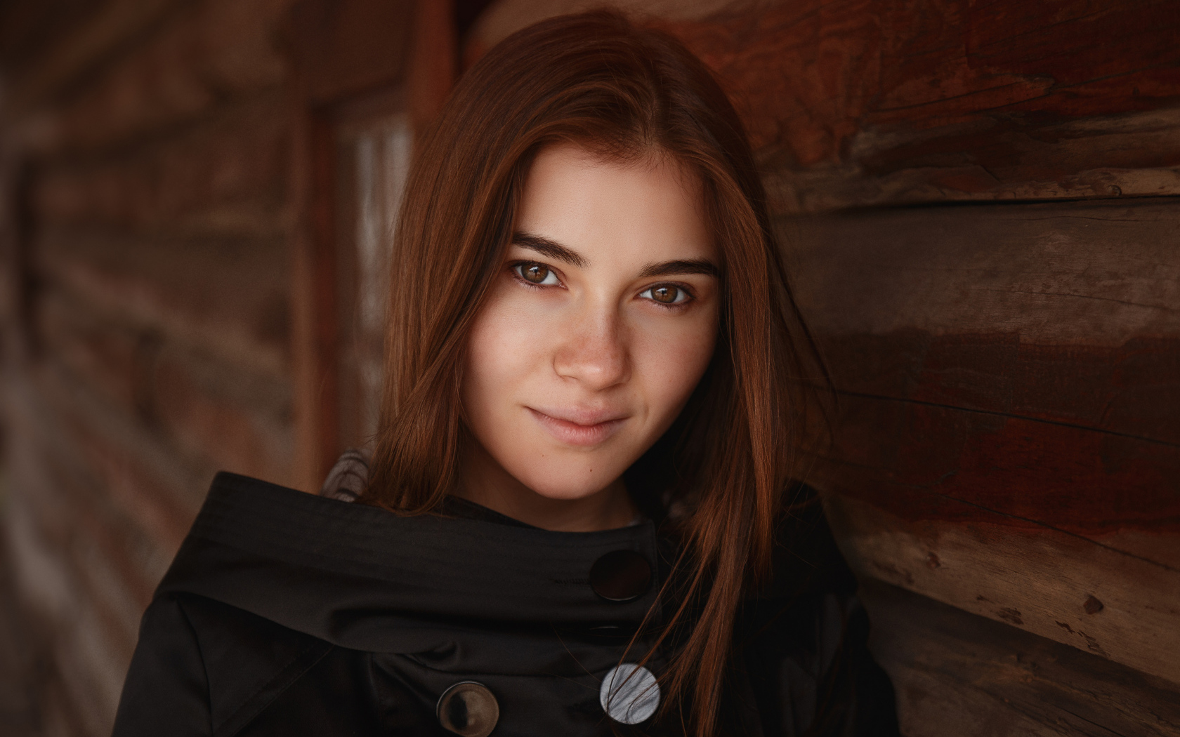 Настоящая девушка в черном плаще