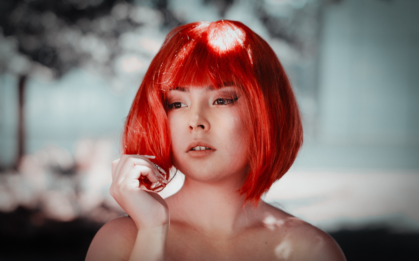 Грустная рыжеволосая девушка с карими глазами