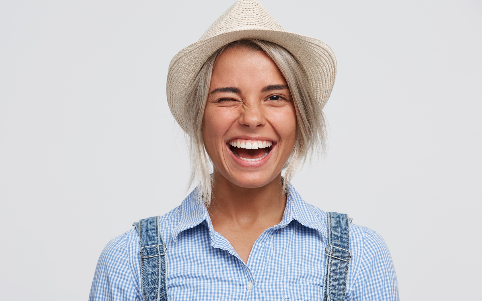 Улыбающаяся девушка фермер в шляпе 