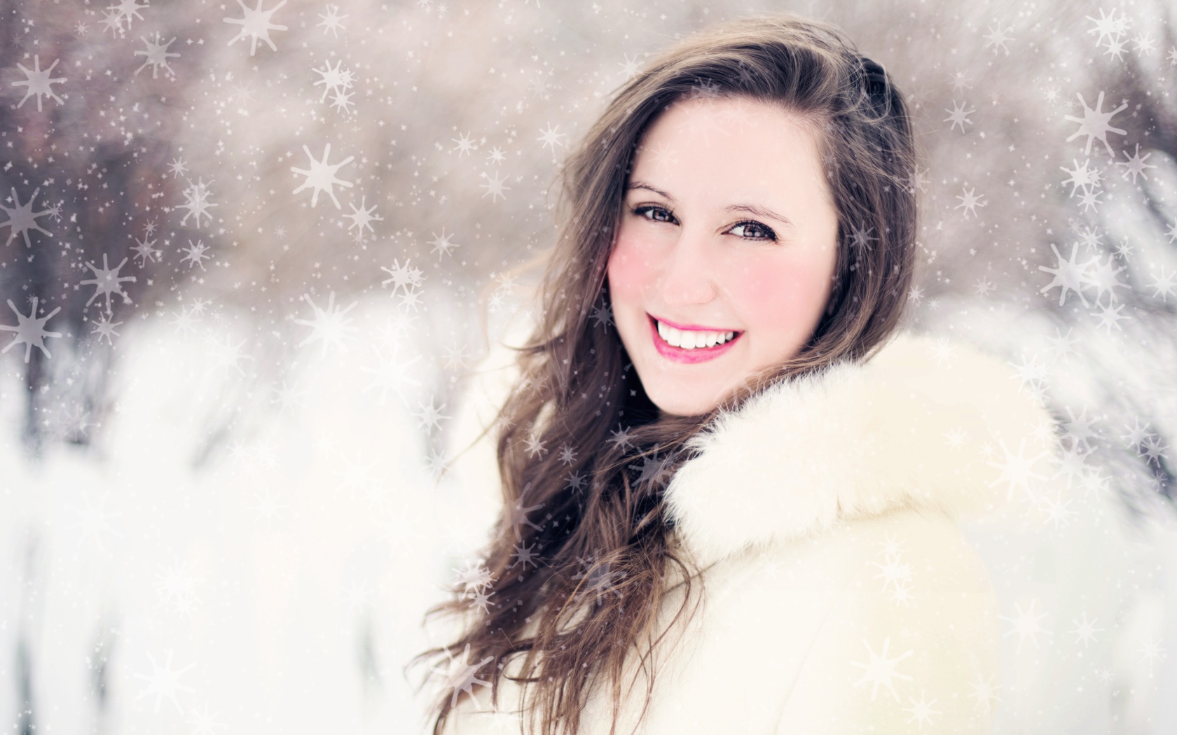 Улыбающаяся девушка в белой шубе на улице зимой 