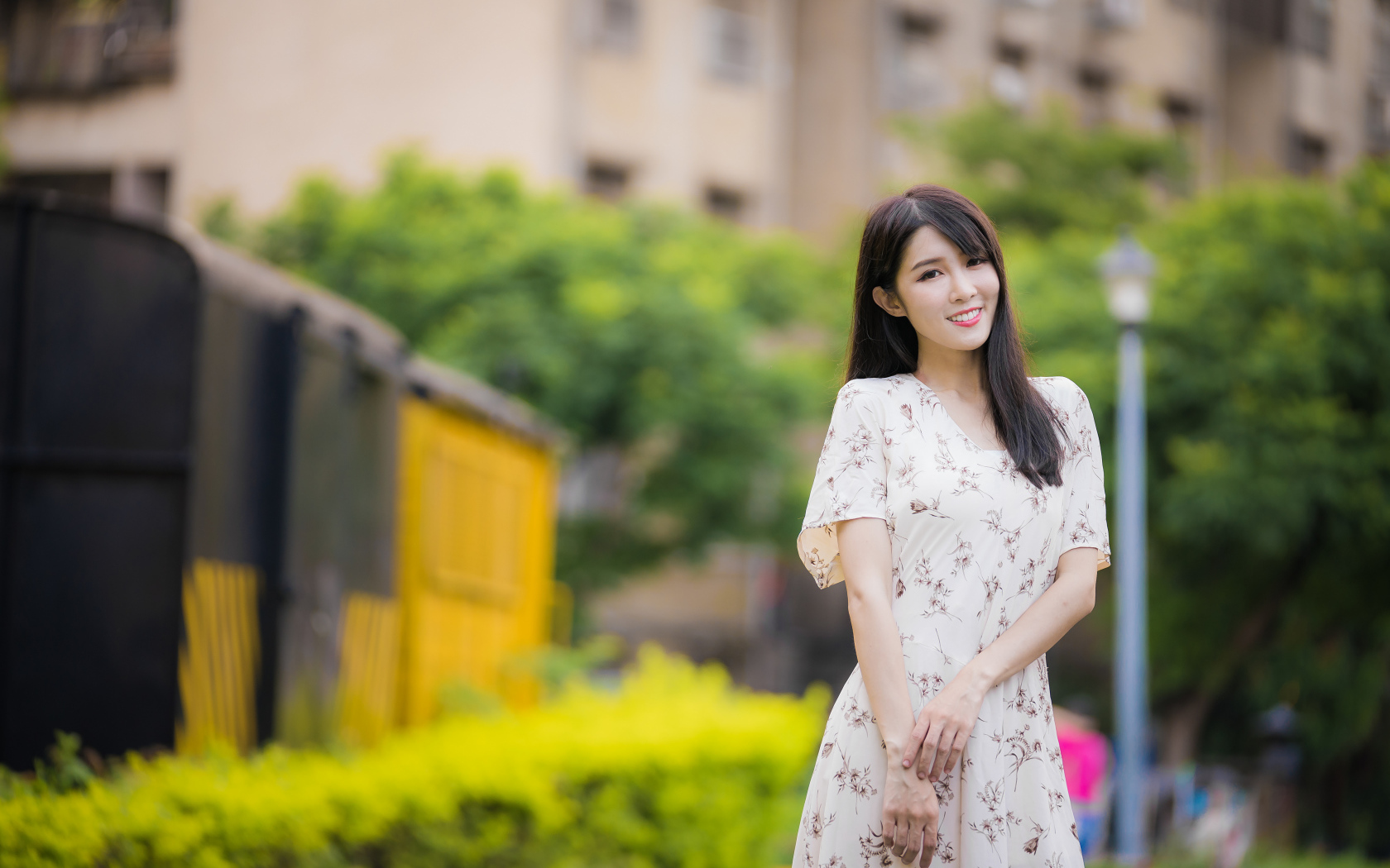 Нежная улыбающаяся азиатка в красивом платье 