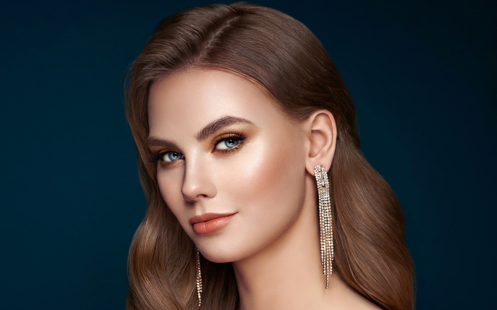 Лицо красивой голубоглазой девушки с длинными волосами