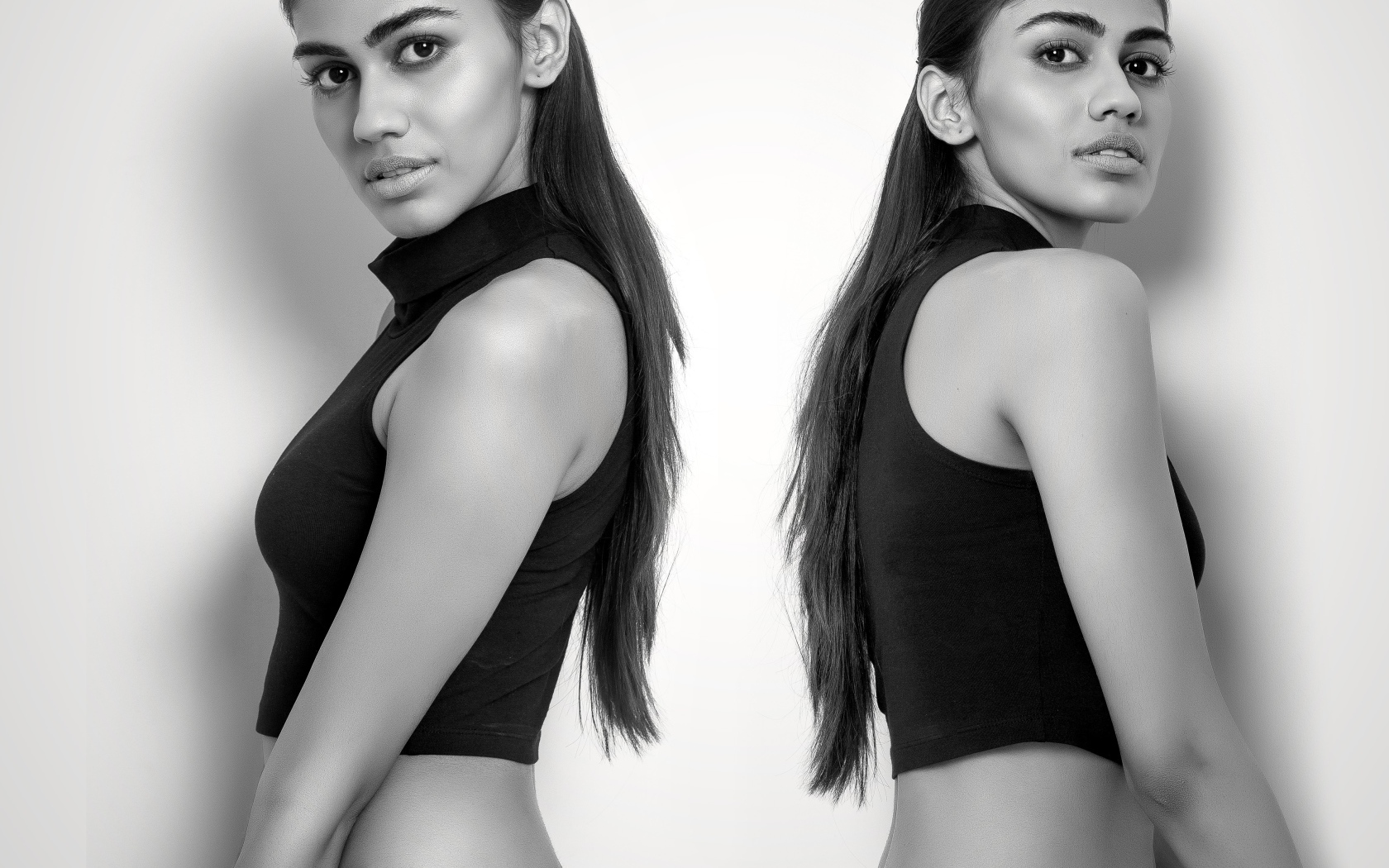 Две девушки сестры - близняшки черно -белое фото 