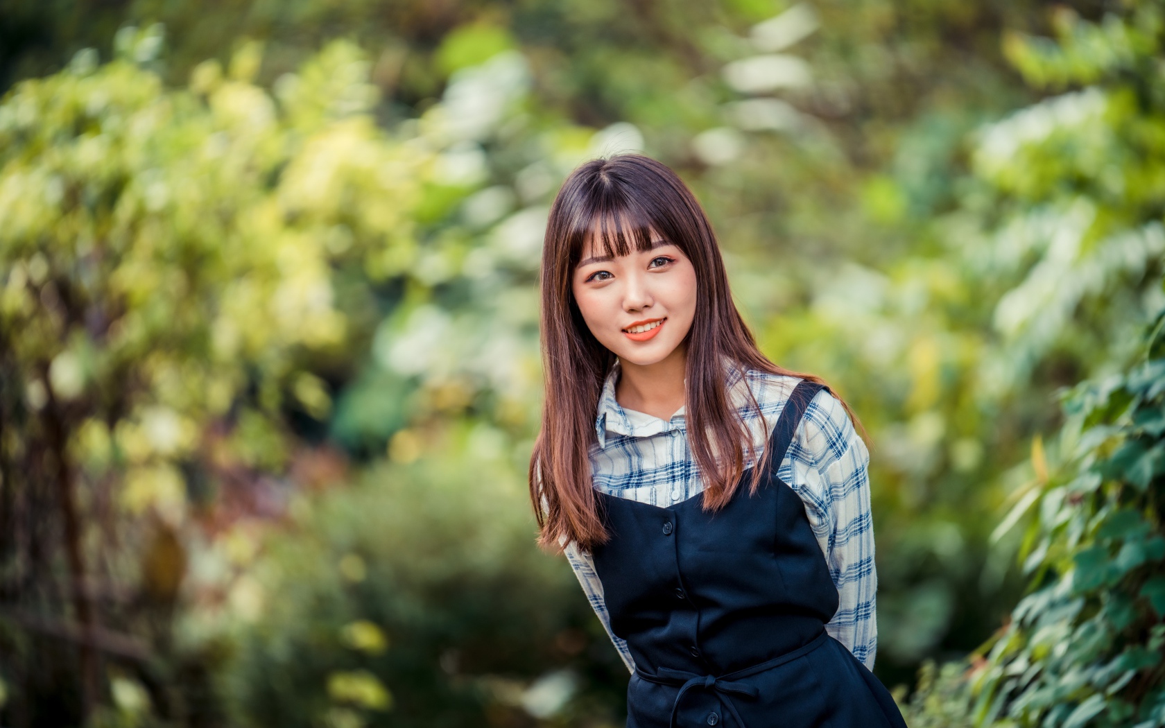 Молодая азиатка в рубашке и черном платье