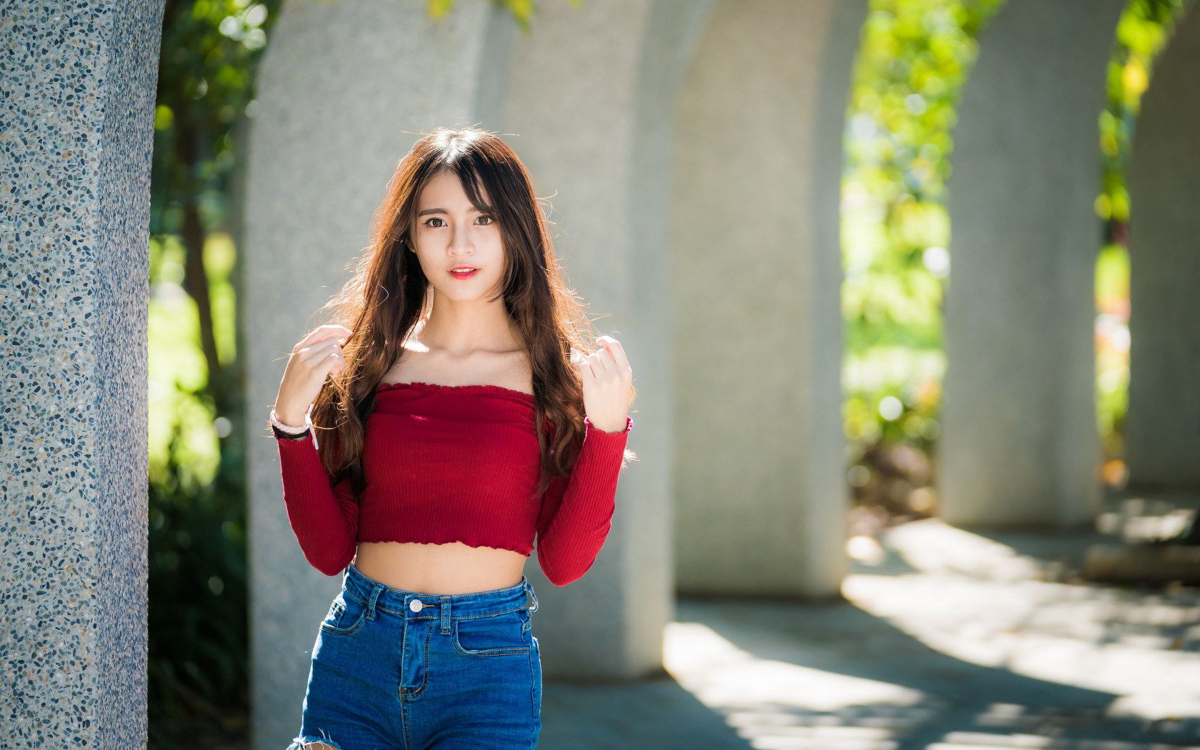 Молодая азиатка с коротких джинсовых шортах