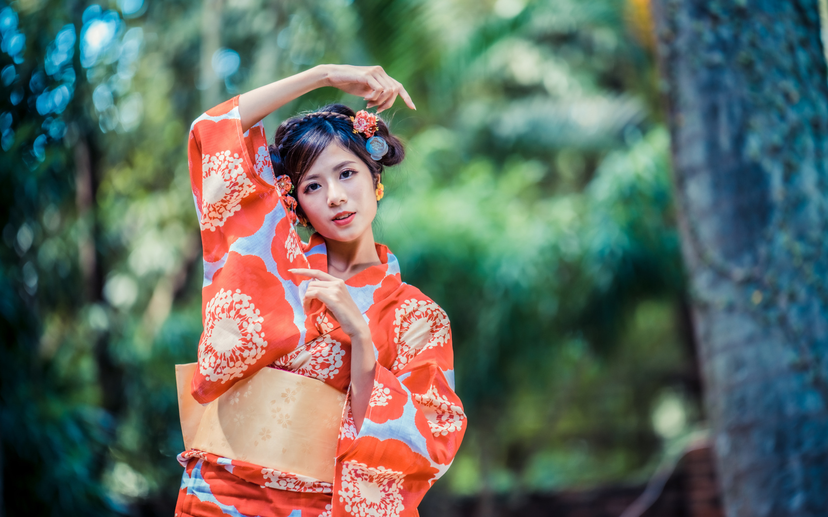 Молодая азиатка в кимоно в парке 