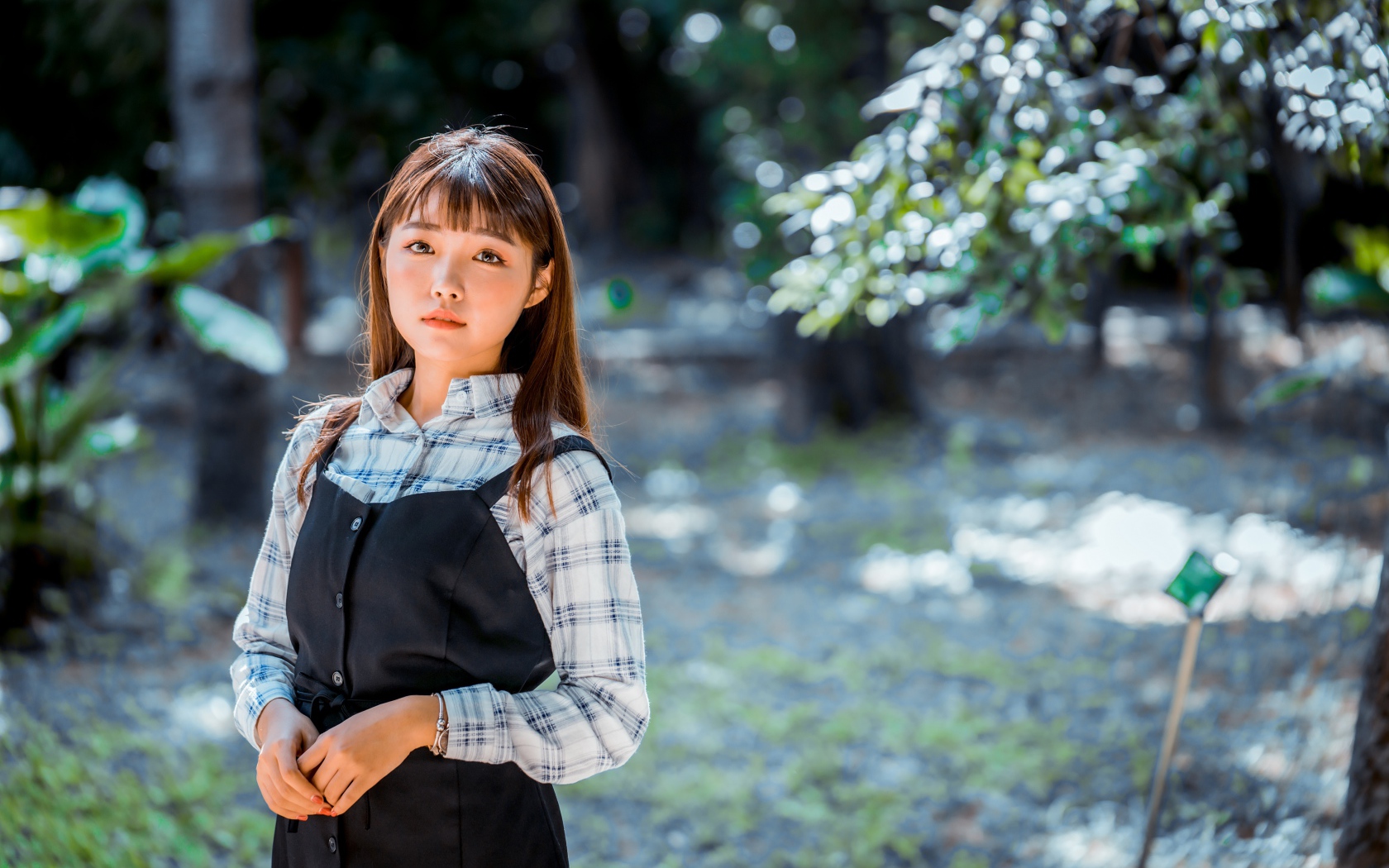 Молодая девушка в черном сарафане и рубашке 