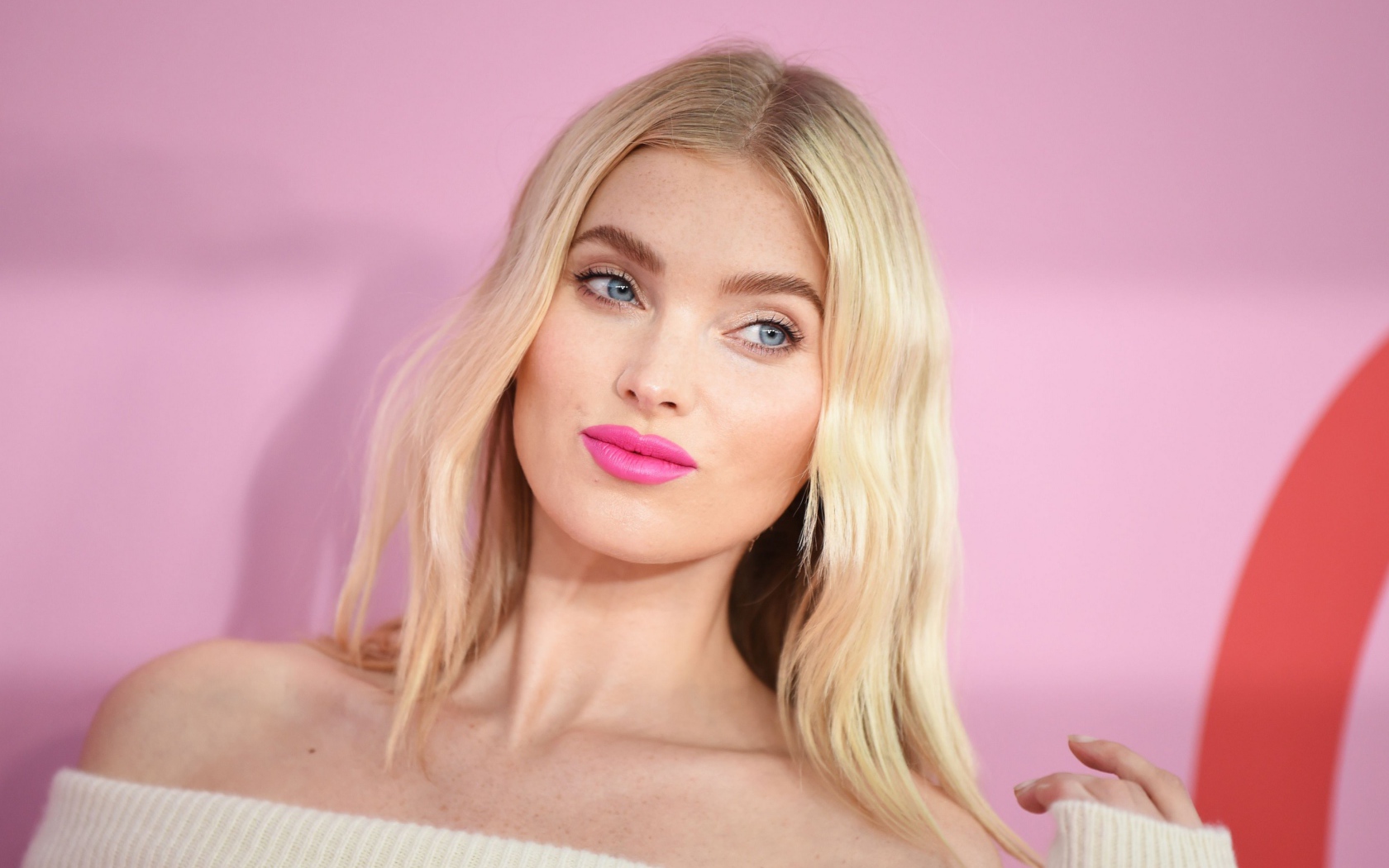 Красивая шведская топ модель Эльза Хоск на розовом фоне