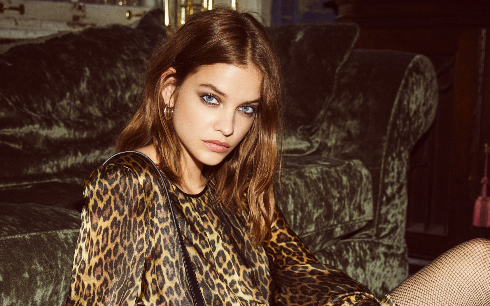 Модель Барбара Палвин в леопардовом платье у дивана
