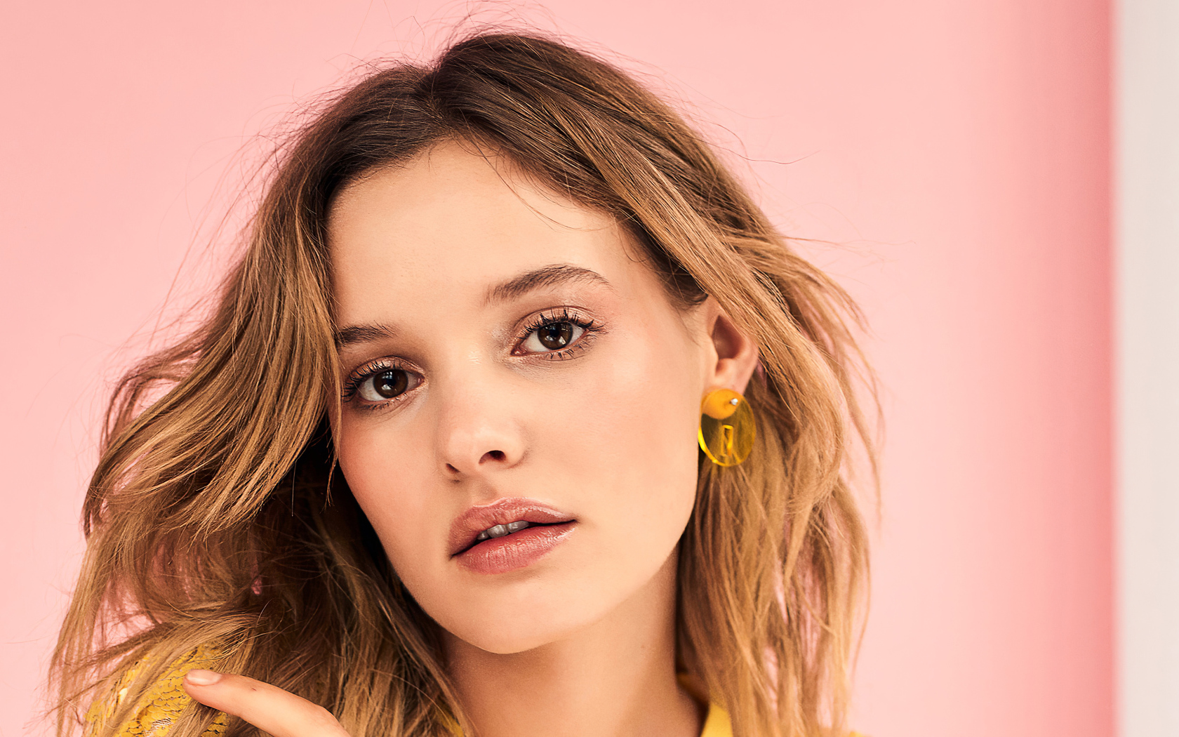 Модель Пейдж Рейфлер на розовом фоне