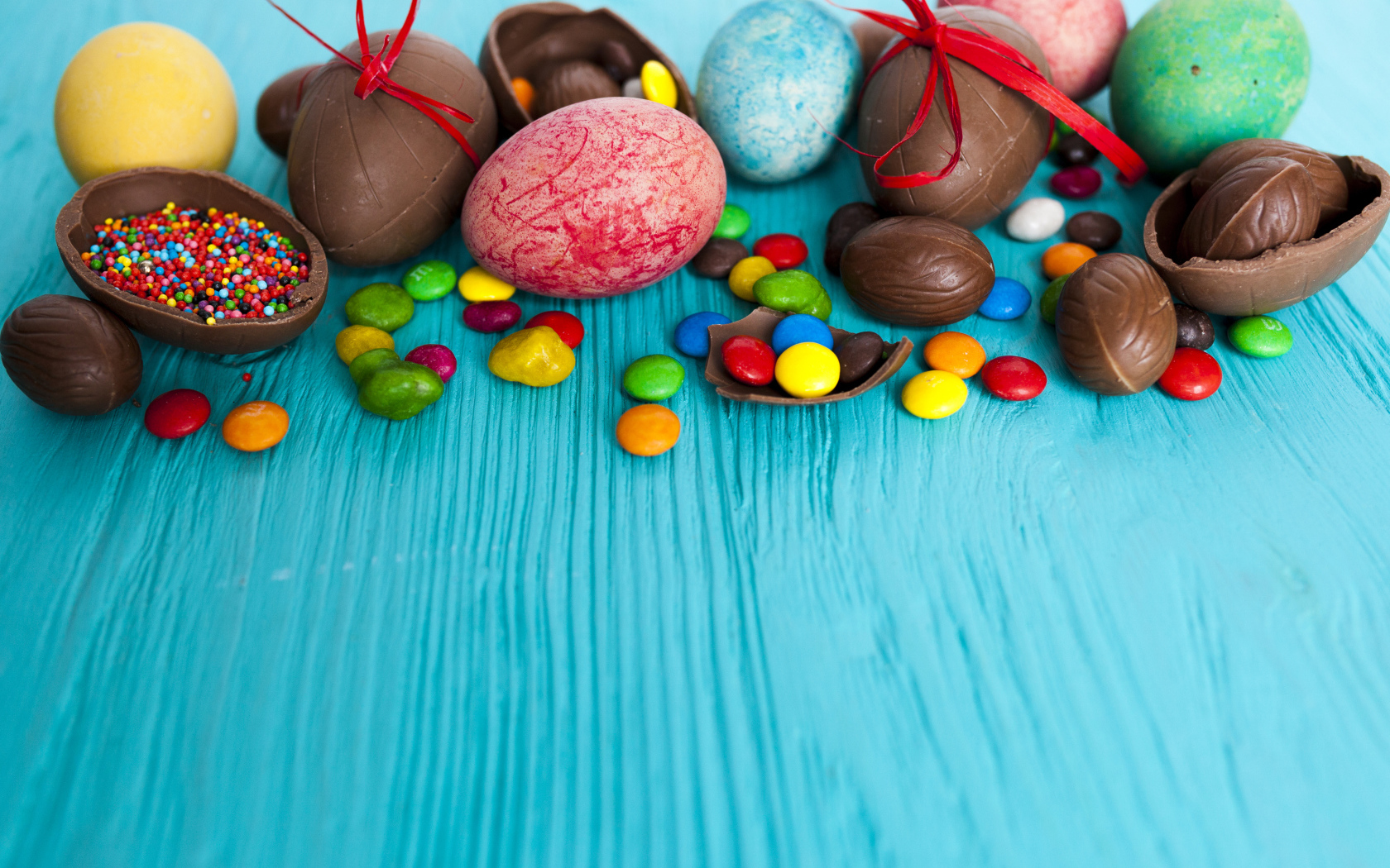 Шоколадные яйца и сладости на праздник Пасха