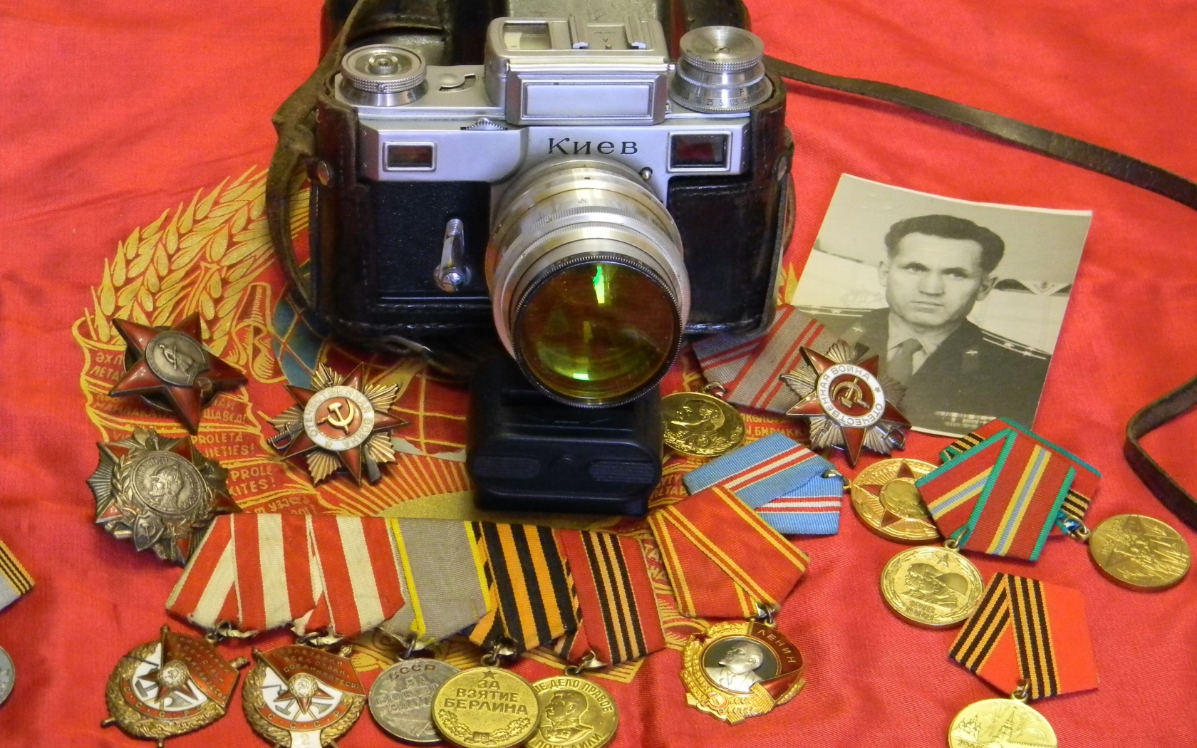Фотоаппарат, награды и старое фото на День победы 9 мая 