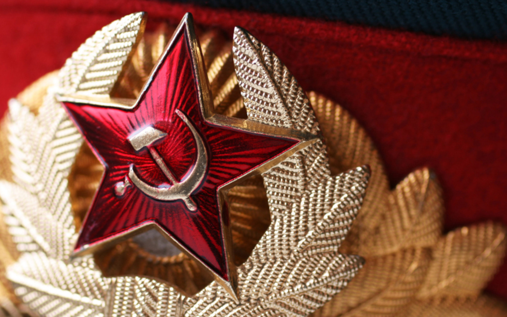 Красная звезда с серпом и молотом на фуражке 