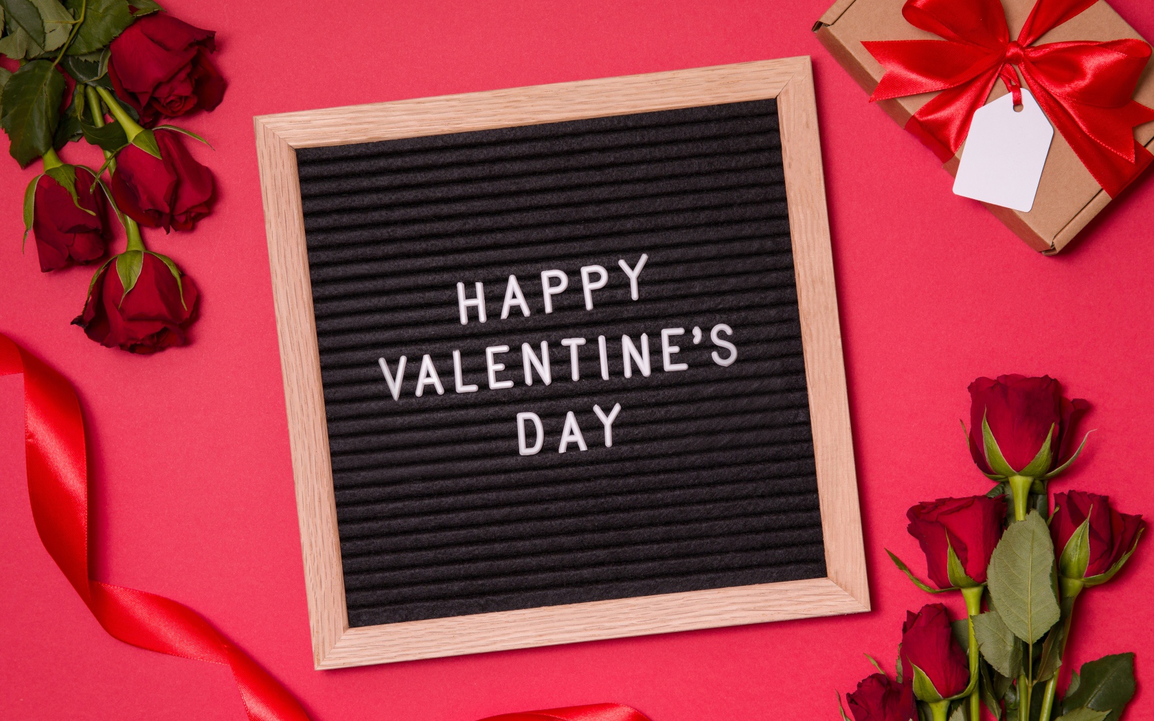 Красные розы и подарок на День Святого Валентина