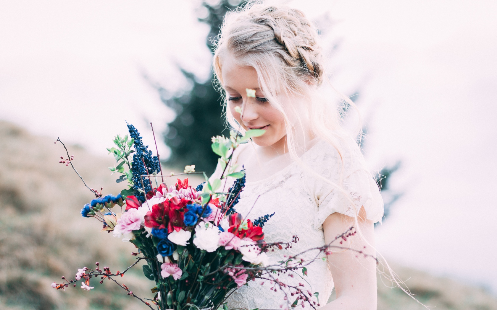 Красивая девушка невеста со свадебным  букетом в руках