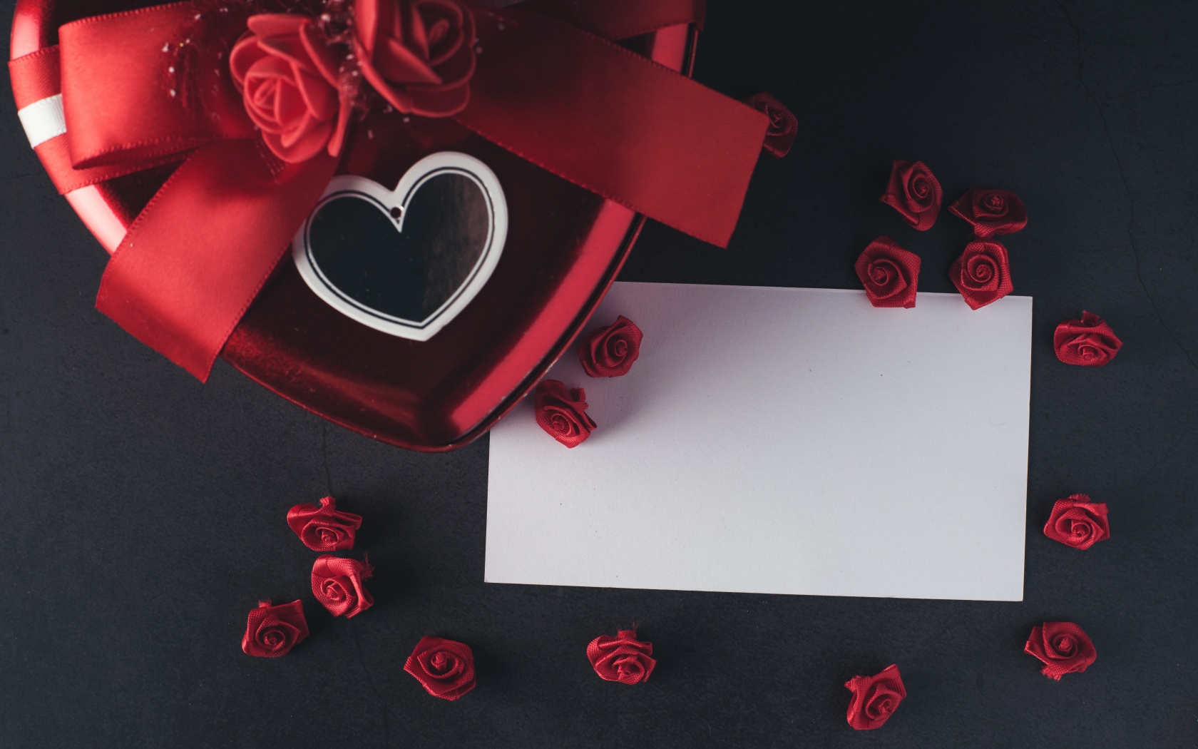 Подарочная коробка с листом бумаги и розами из ленты