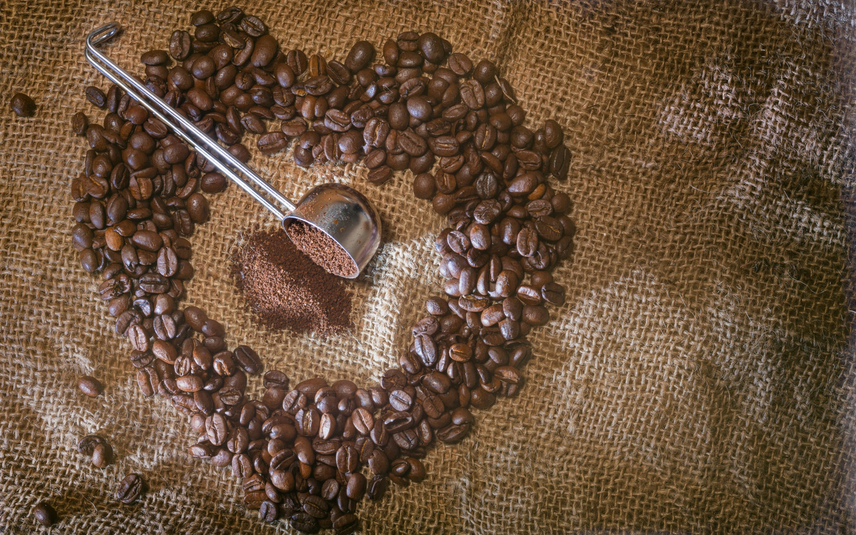 Сердце из кофейных зерен на мешке 