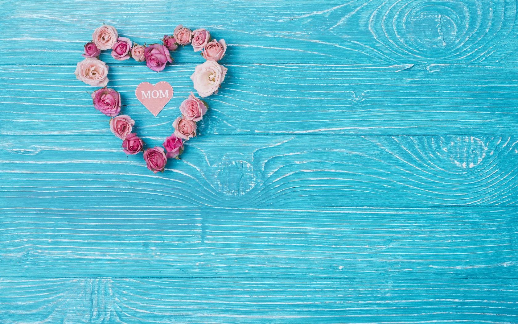 Сердце из цветом на голубом фоне для мамы